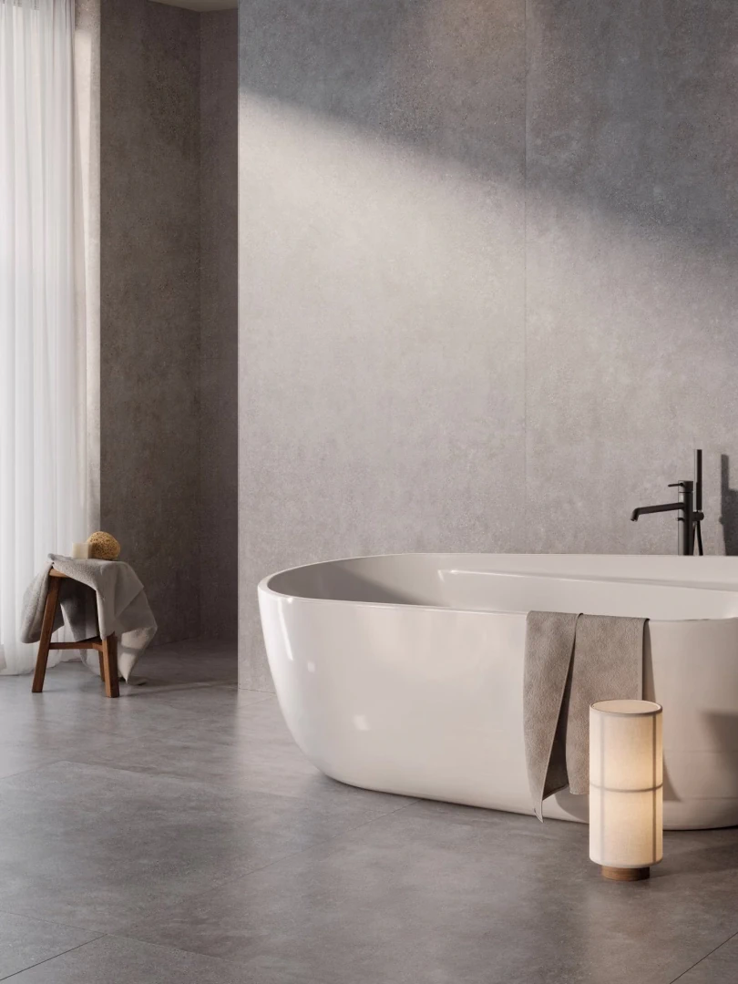 Gres Porcelanosa BOTTEGA efekt beton - aranzacja w korytarzu z naturalnym swiatlem