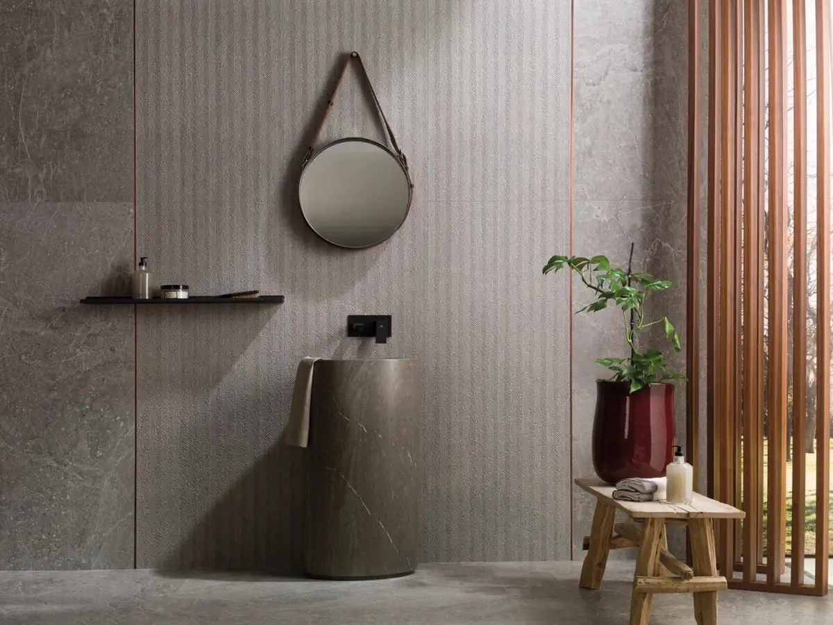 Gres Porcelanosa NOIR efekt kamień - aranzacja w strefie dziennej z duzymi przeszkleniami
