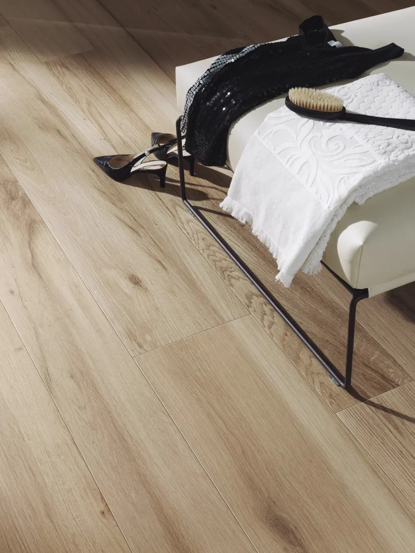 Gres Porcelanosa NOBU efekt drewno - aranzacja w przy kominku
