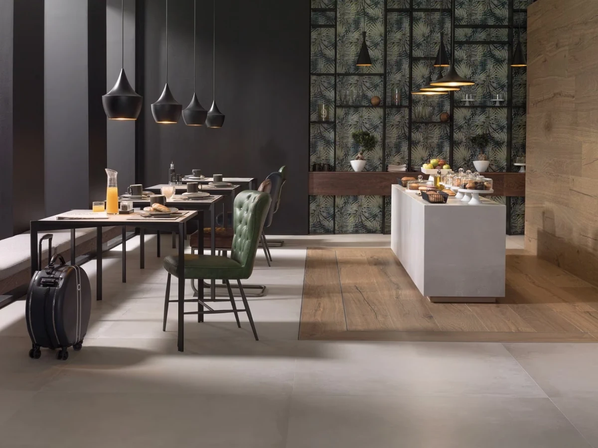 Gres Porcelanosa DELAWARE efekt drewno - aranzacja w korytarzu z naturalnym swiatlem