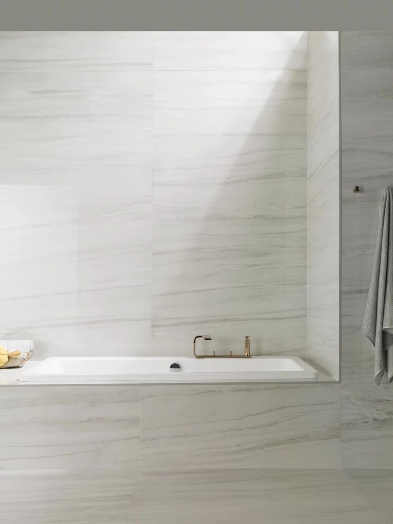 Gres Porcelanosa PORTOFINO efekt marmur - aranzacja w strefie dziennej z duzymi przeszkleniami