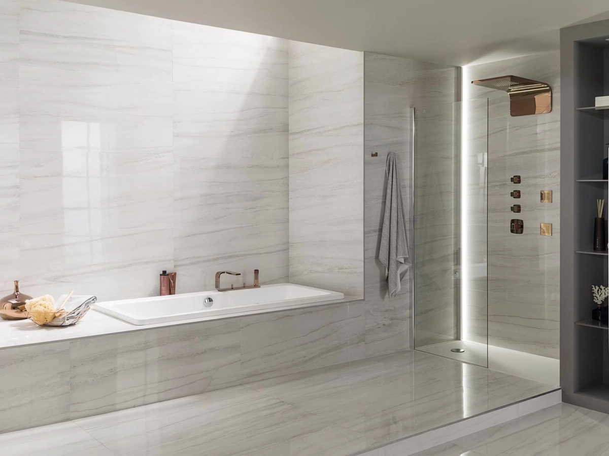 Gres Porcelanosa PORTOFINO efekt marmur - aranzacja w przestronnym holu
