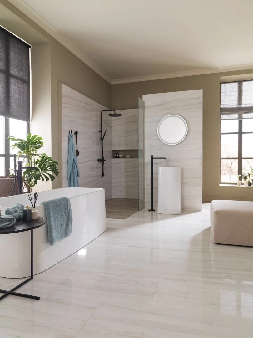 Gres Porcelanosa PORTOFINO efekt marmur - aranzacja w korytarzu z naturalnym swiatlem