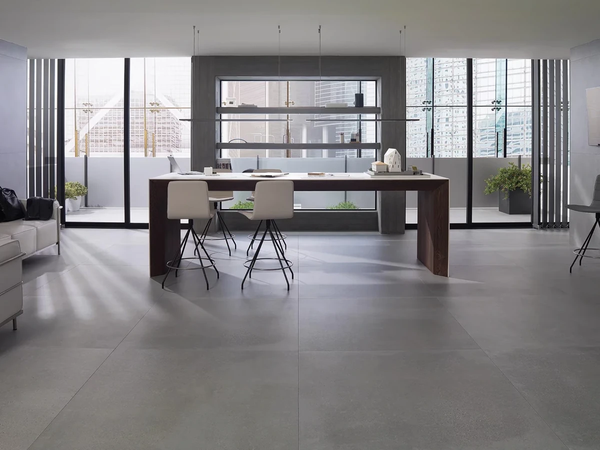 Gres Porcelanosa BOTTEGA efekt beton - aranzacja w przy kominku
