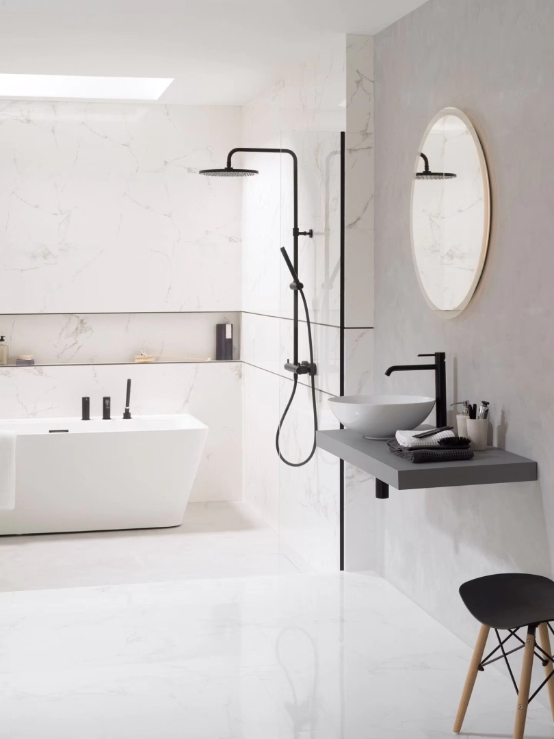 Gres Porcelanosa CARRARA efekt marmur - aranzacja w korytarzu z naturalnym swiatlem