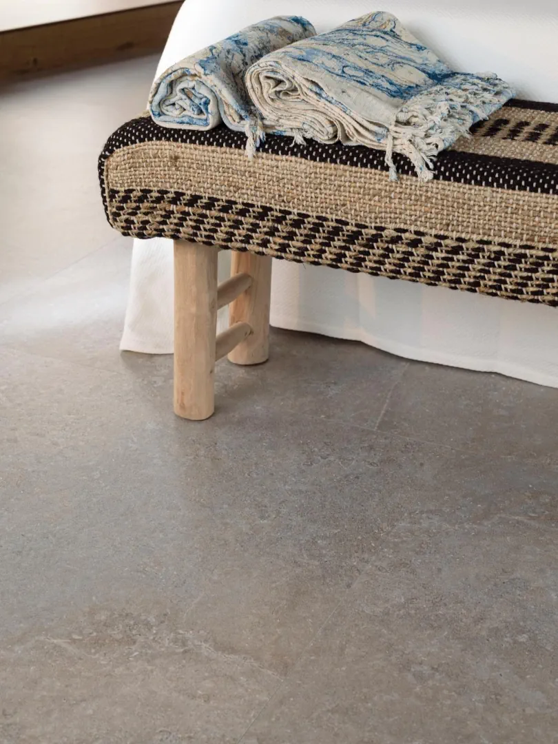 Gres Porcelanosa HANNOVER efekt terrazzo, kamień - aranzacja w nowoczesnym salonie