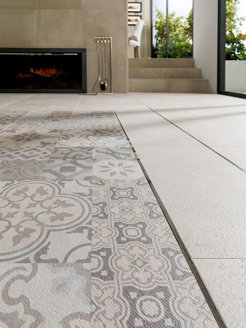 Gres Porcelanosa DOVER efekt beton, kamień - aranzacja w przy kominku
