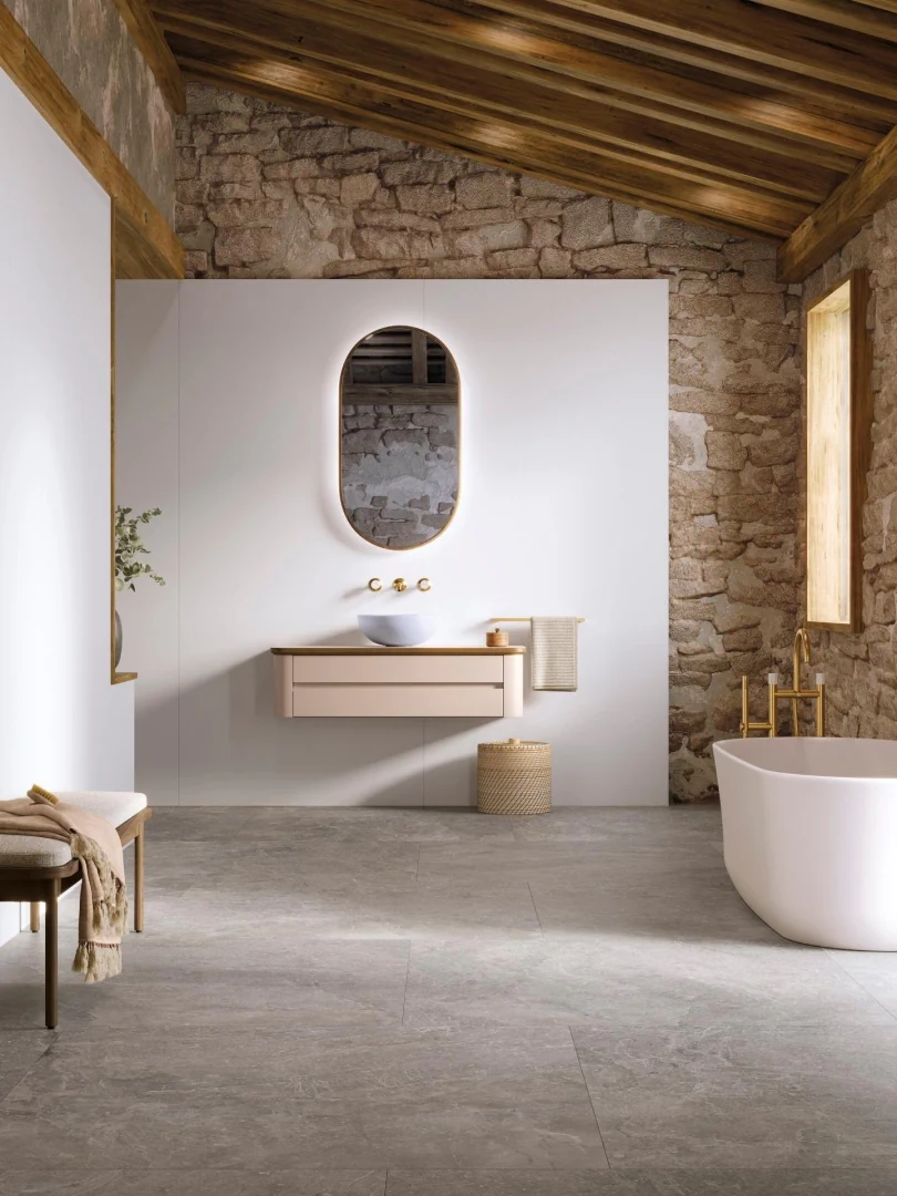 Gres Porcelanosa NOIR efekt kamień - aranzacja w nowoczesnym salonie