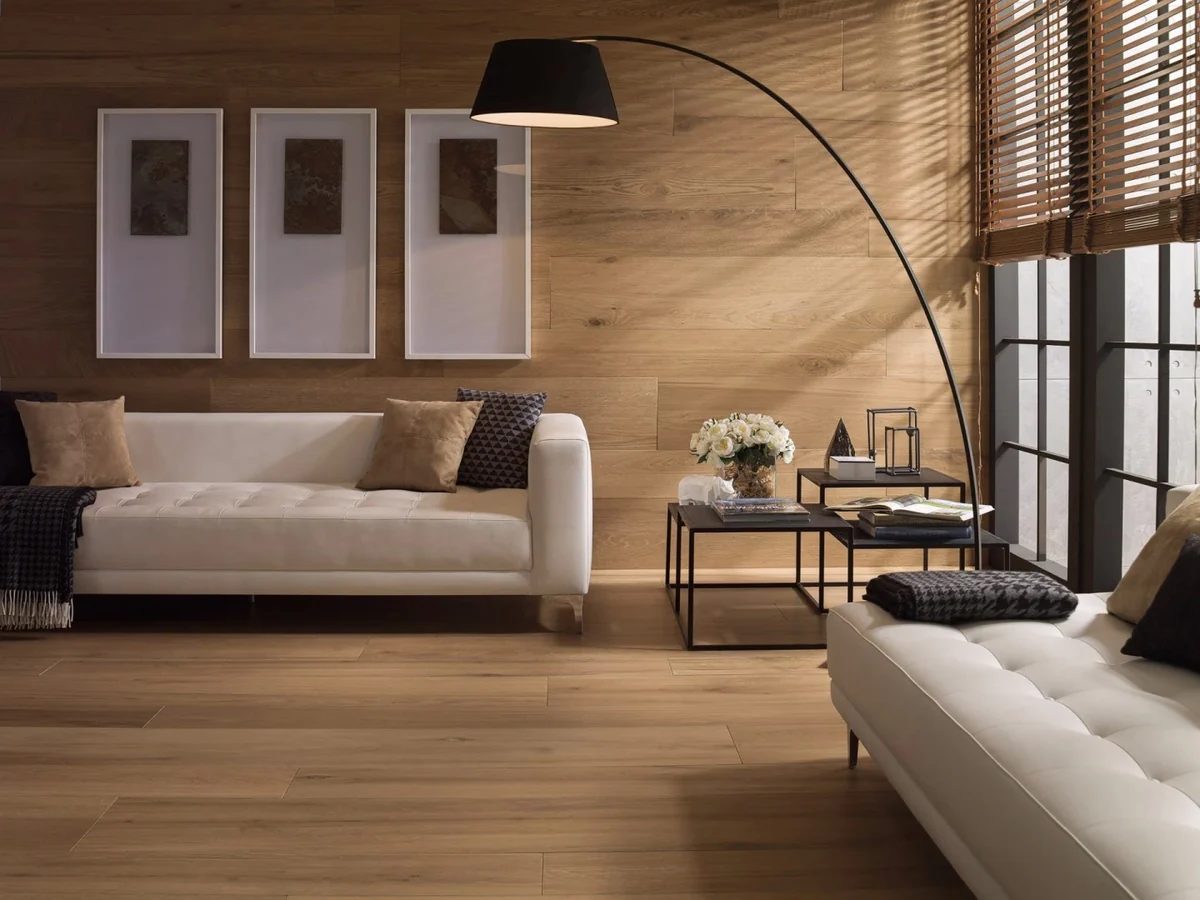 Gres Porcelanosa NOBU efekt drewno - aranzacja w strefie dziennej z duzymi przeszkleniami