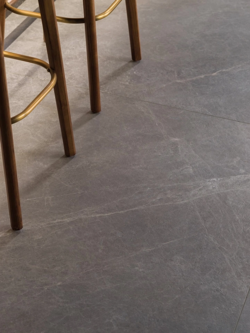 Gres Porcelanosa MYSTIC efekt kamień - aranzacja w korytarzu z naturalnym swiatlem