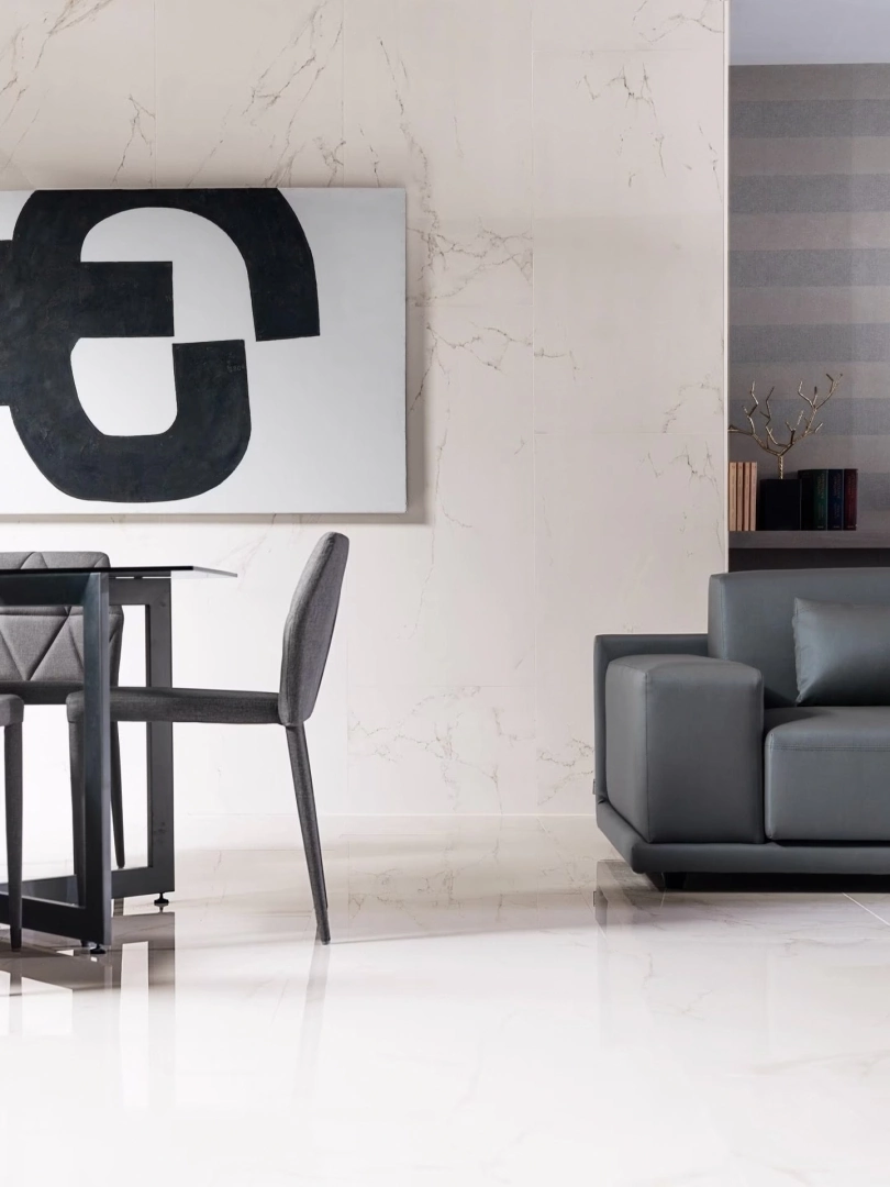 Gres Porcelanosa CARRARA efekt marmur - aranzacja w nowoczesnym salonie