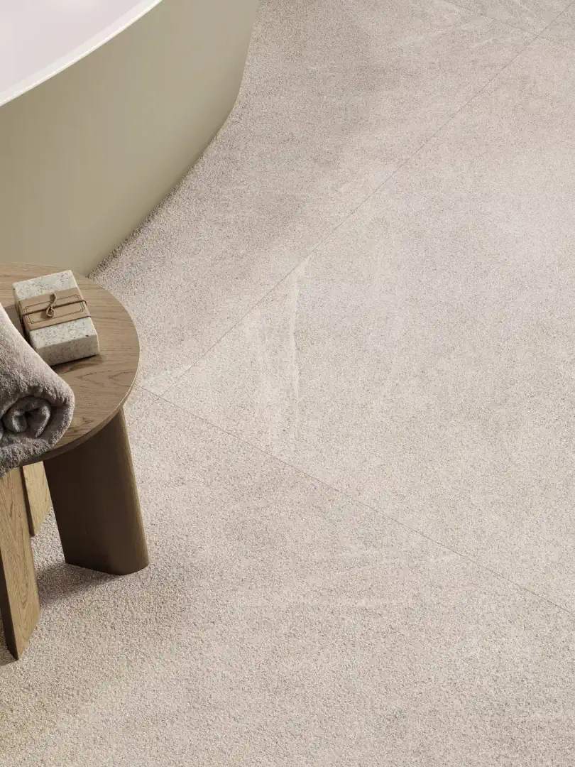 Gres Porcelanosa SAVANNAH efekt kamień - aranzacja w korytarzu z naturalnym swiatlem