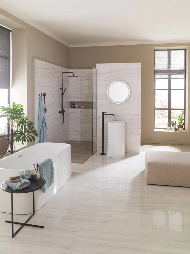 Gres Porcelanosa PORTOFINO efekt marmur - aranzacja w przy kominku