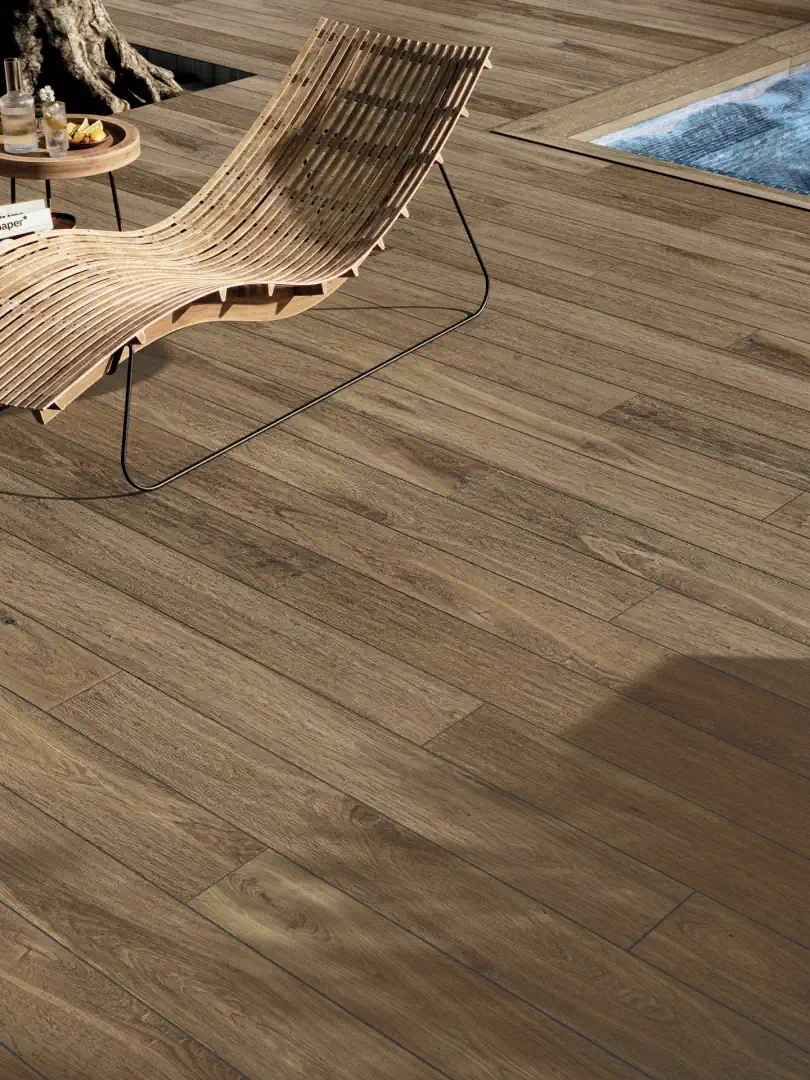 Gres Porcelanosa GENT efekt drewno - aranzacja w przy kominku