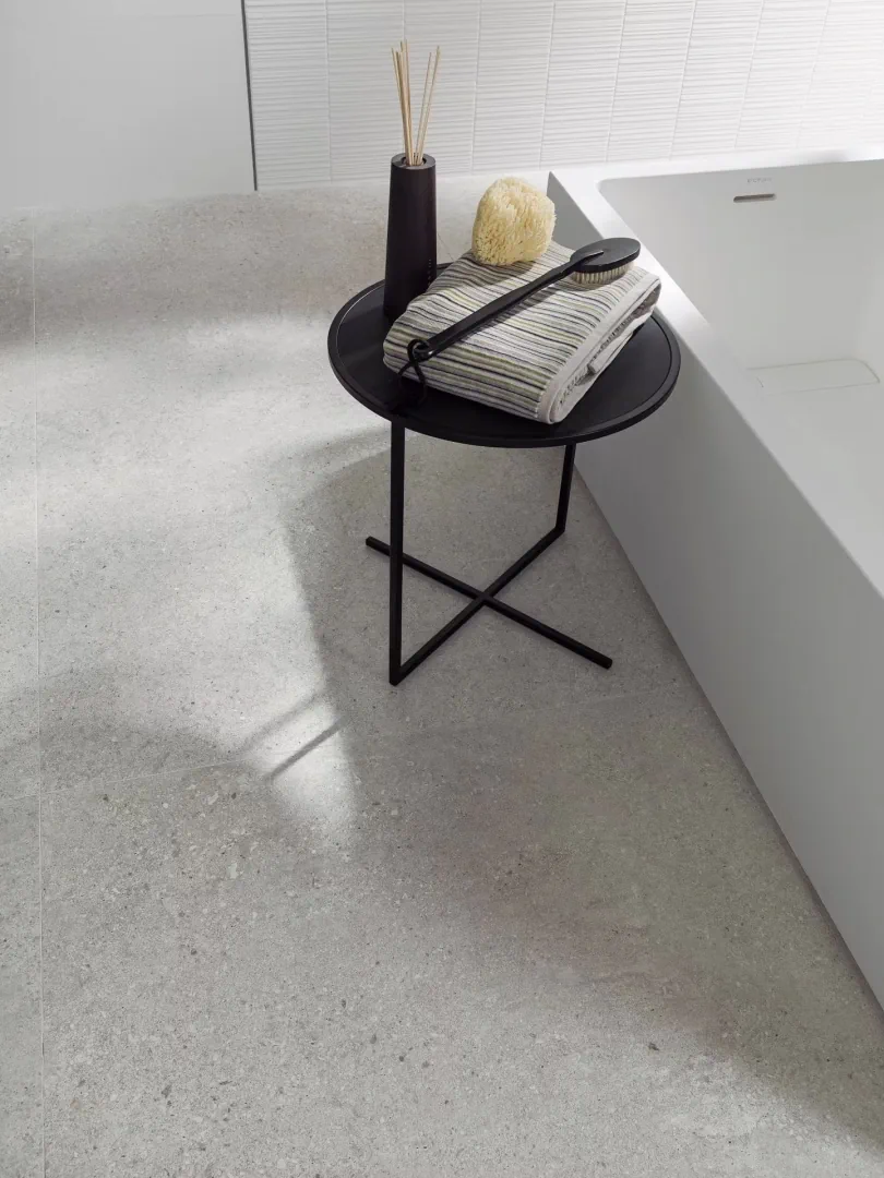 Gres Porcelanosa MATT efekt kolor - aranzacja w przestronnym holu