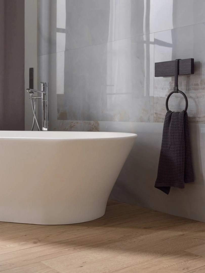 Gres Porcelanosa DELAWARE efekt drewno - aranzacja w przy kominku
