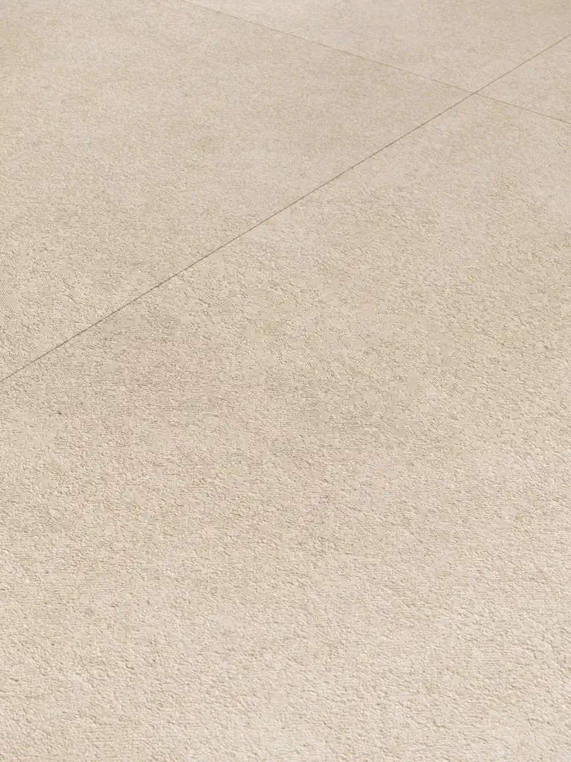 Gres Porcelanosa TOURMALET efekt kamień - aranzacja w przy kominku
