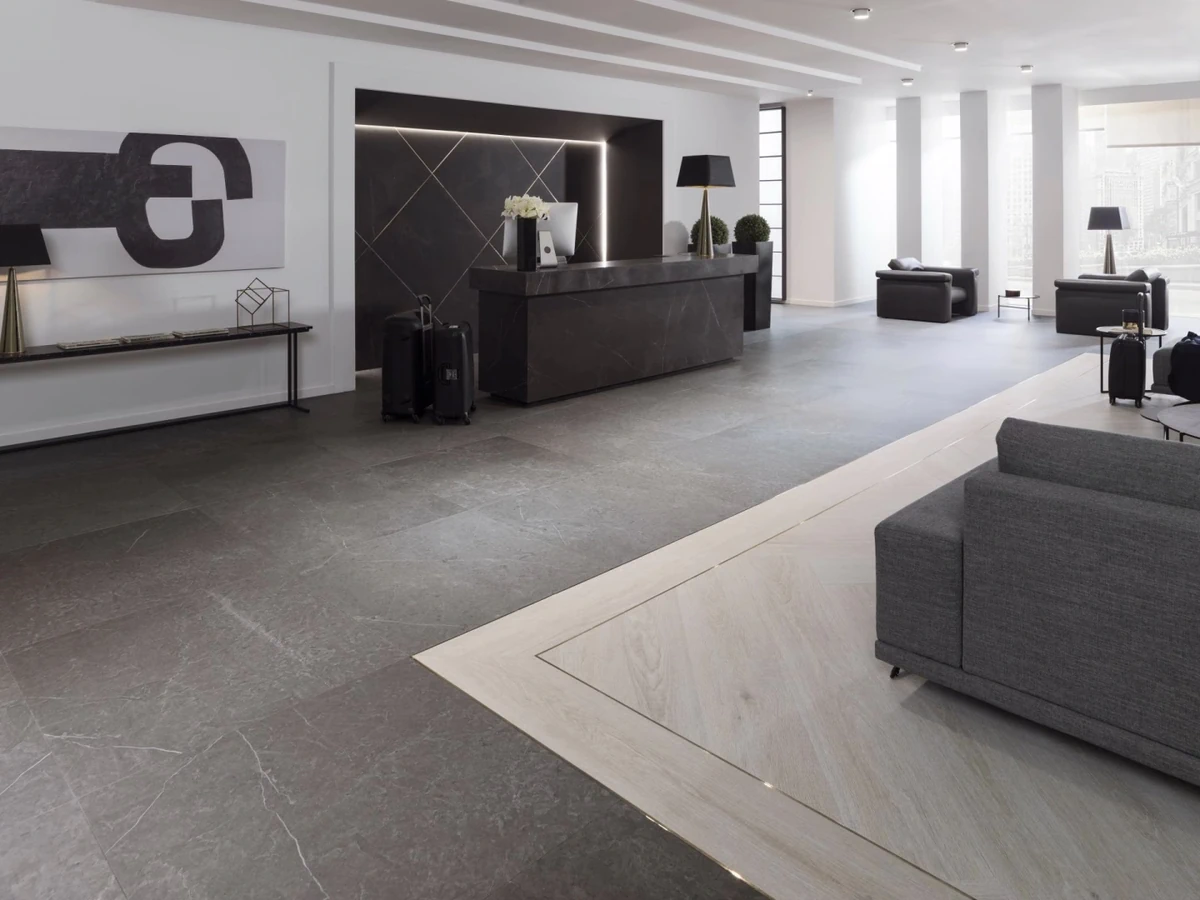 Gres Porcelanosa DEVON efekt drewno - aranzacja w przestronnym holu