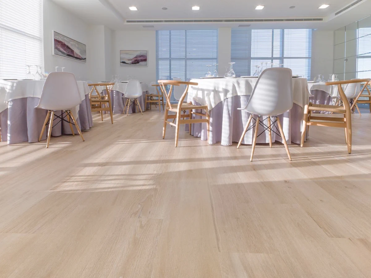 Gres Porcelanosa TANZANIA efekt drewno - aranzacja w elewacji domu