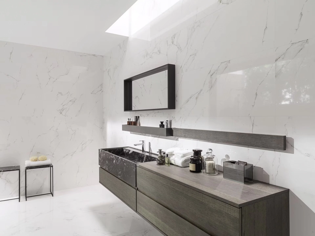 Gres Porcelanosa CARRARA efekt marmur - aranzacja w przestronnym holu