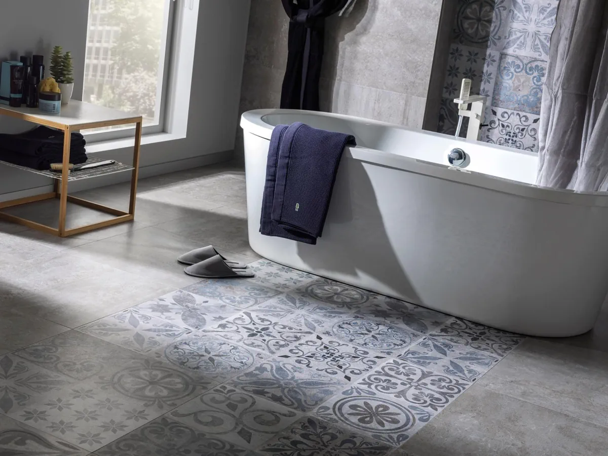 Gres Porcelanosa RODANO efekt beton, kamień - aranzacja w korytarzu z naturalnym swiatlem