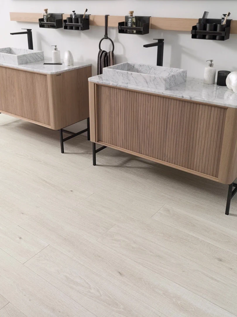 Gres Porcelanosa DEVON efekt drewno - aranzacja w przestronnym holu
