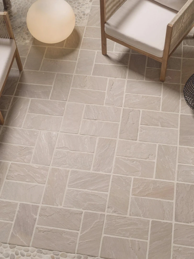 Gres Porcelanosa CANCUN efekt beton - aranzacja w przestronnym holu