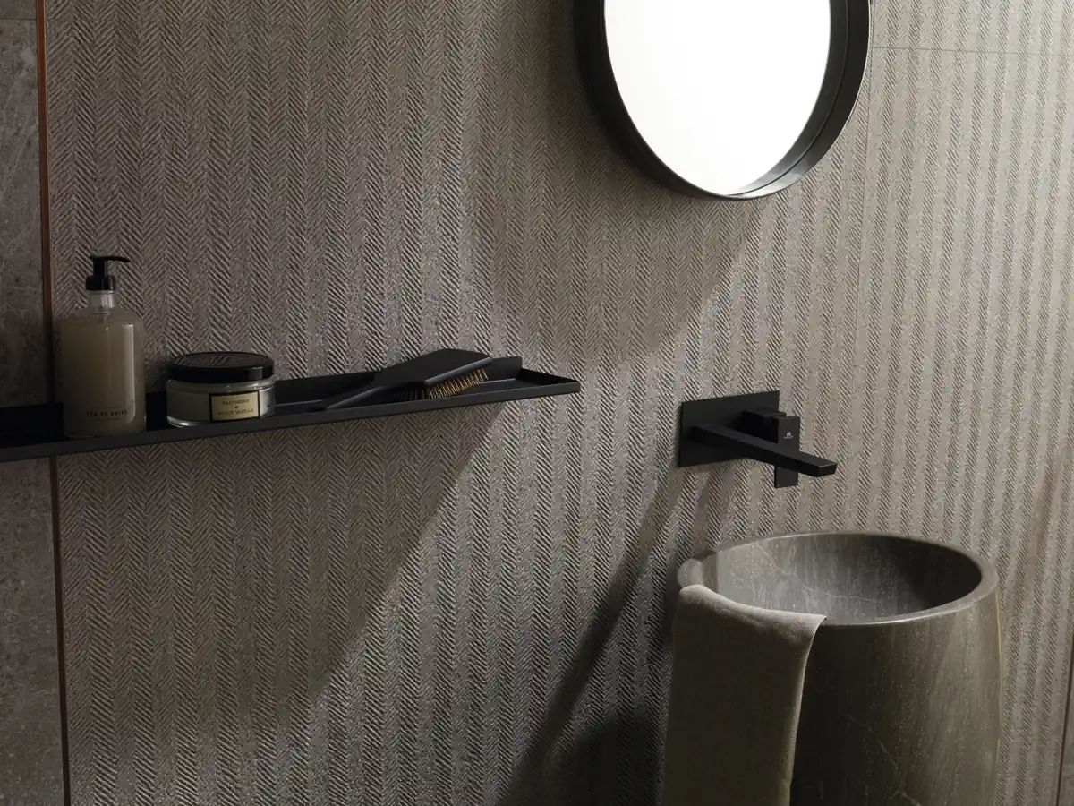 Gres Porcelanosa NOIR efekt kamień - aranzacja w przy kominku