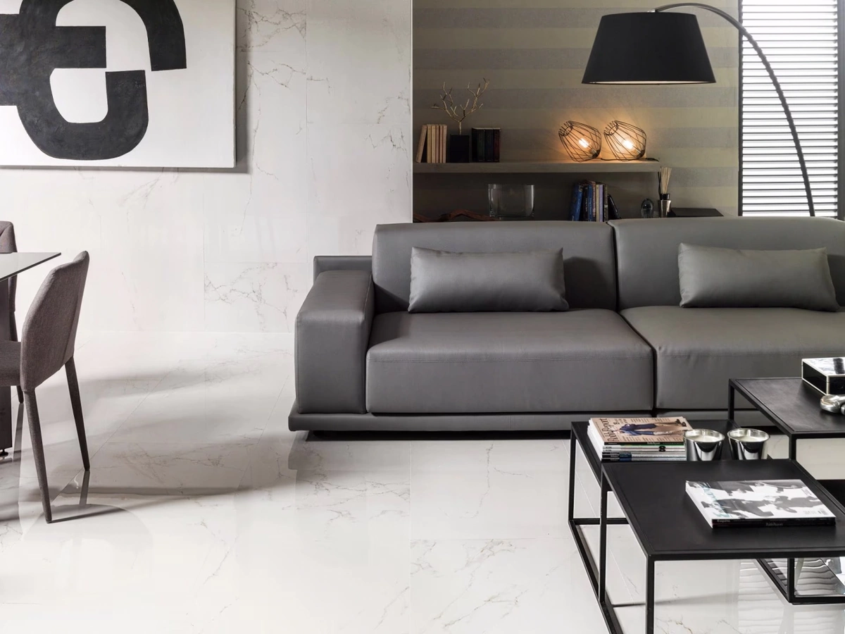 Gres Porcelanosa CARRARA efekt marmur - aranzacja w przestronnym holu
