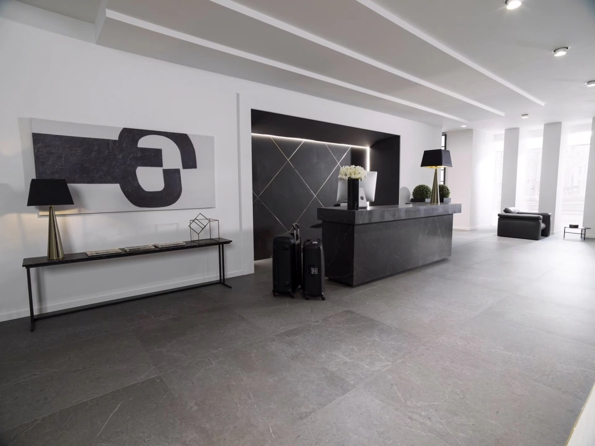 Gres Porcelanosa KARACHI efekt marmur, kamień - aranzacja w elewacji domu
