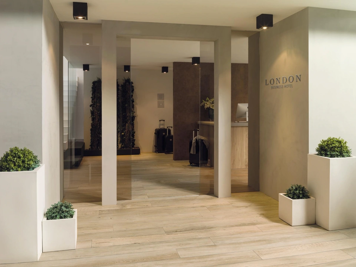 Gres Porcelanosa MANHATTAN efekt drewno - aranzacja w eleganckiej lazience