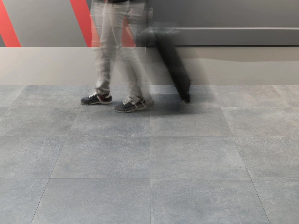 Gres Porcelanosa VELA efekt beton - aranzacja w przestronnym holu