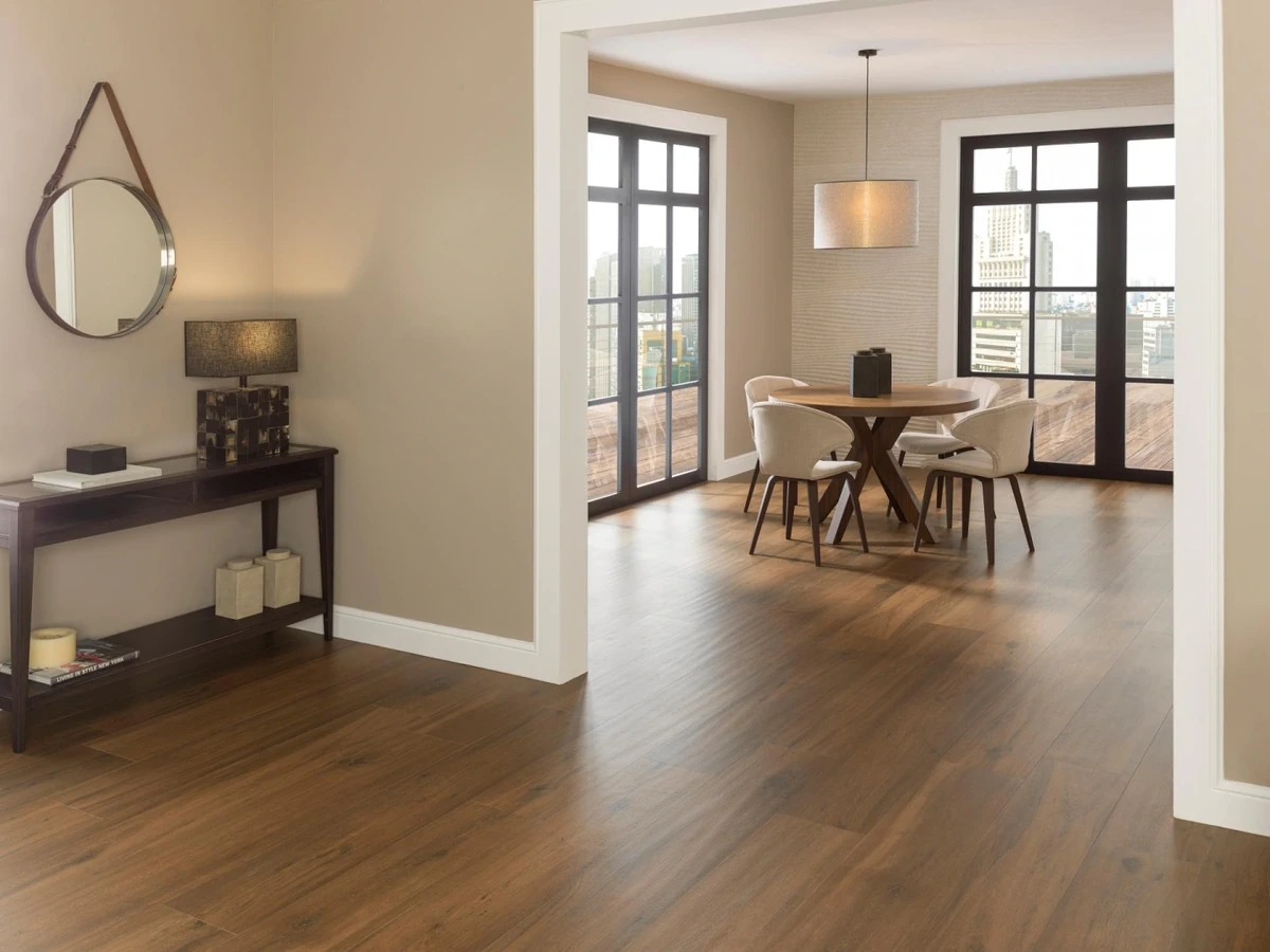 Gres Porcelanosa NEBRASKA efekt drewno - aranzacja w strefie dziennej z duzymi przeszkleniami