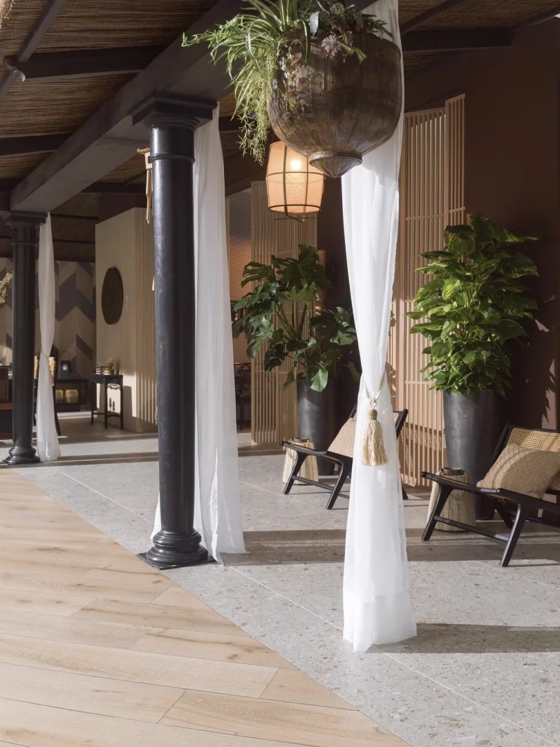 Gres Porcelanosa TRENTO efekt terrazzo, kamień - aranzacja w korytarzu z naturalnym swiatlem