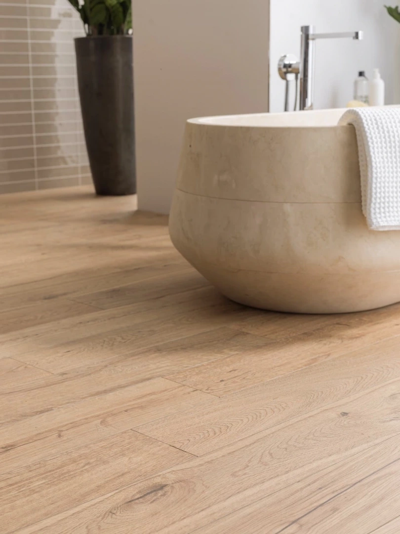 Gres Porcelanosa DELAWARE efekt drewno - aranzacja w eleganckiej lazience