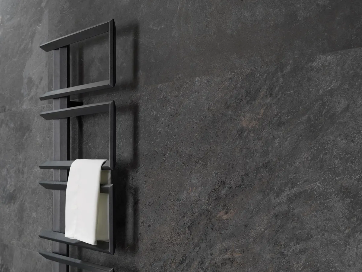 Gres Porcelanosa IMAGE efekt kamień - aranzacja w strefie dziennej z duzymi przeszkleniami