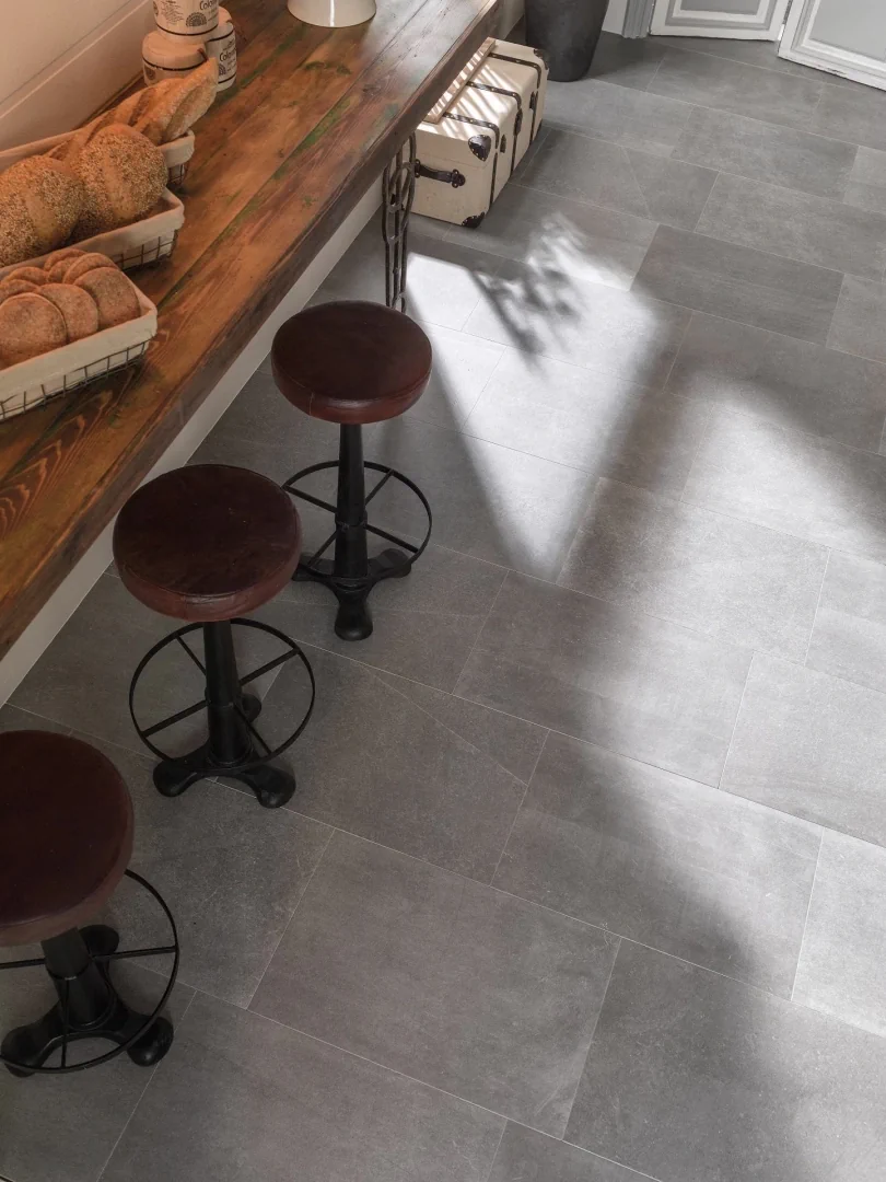 Gres Porcelanosa BOSTON efekt kamień - aranzacja w strefie dziennej z duzymi przeszkleniami