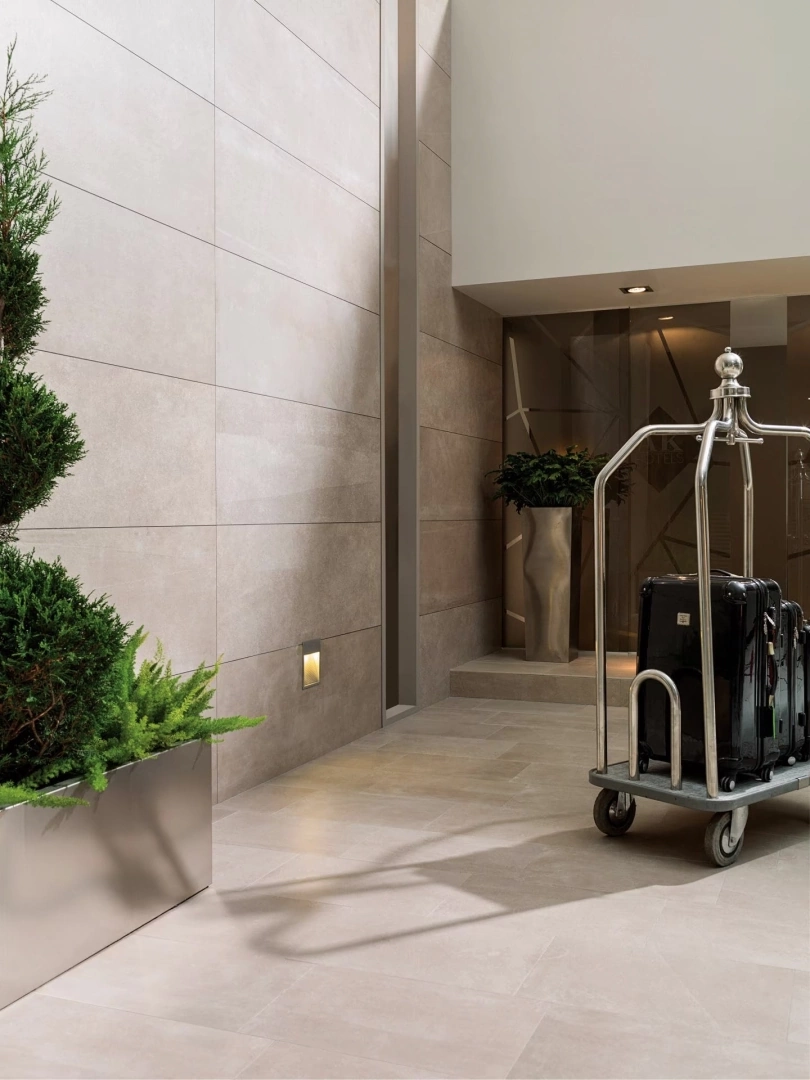 Gres Porcelanosa BOSTON efekt kamień - aranzacja w przestronnym holu