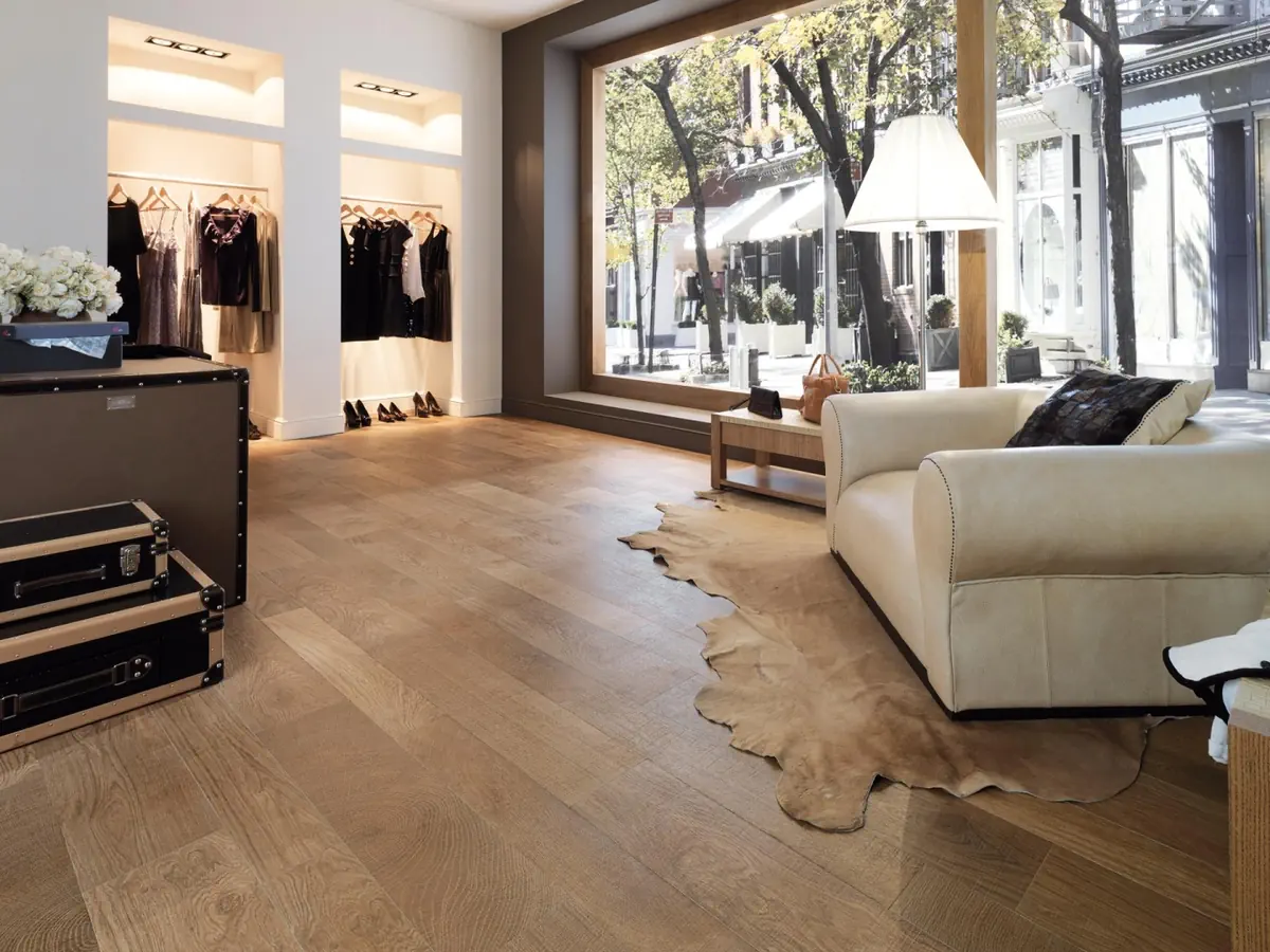 Gres Porcelanosa OXFORD efekt drewno - aranzacja w nowoczesnym salonie