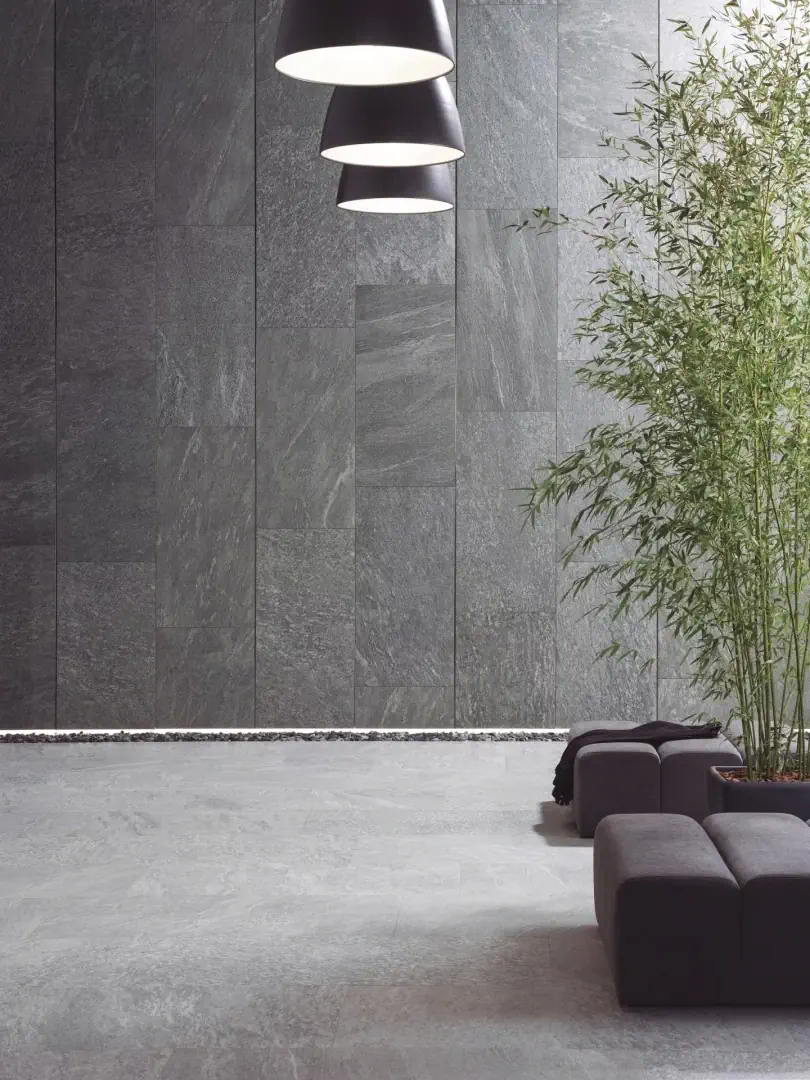 Gres Porcelanosa RIVER efekt kamień - aranzacja w przy kominku