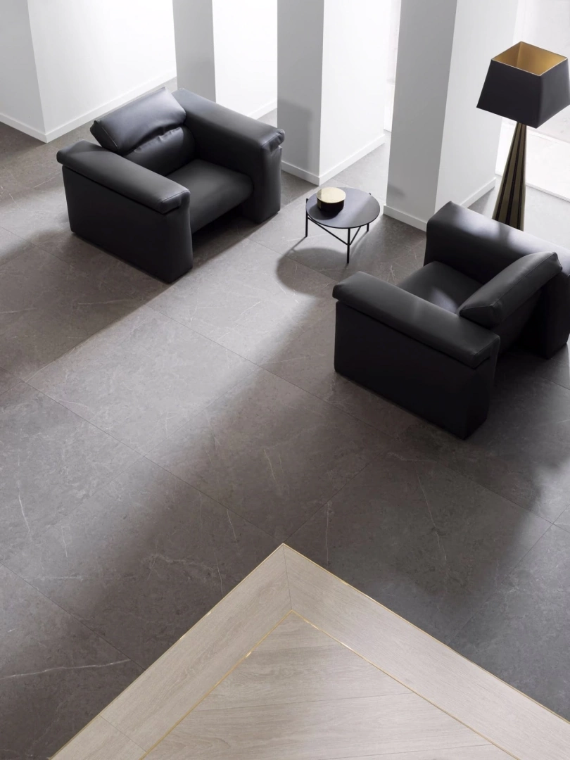 Gres Porcelanosa KARACHI efekt marmur, kamień - aranzacja w przestronnym holu