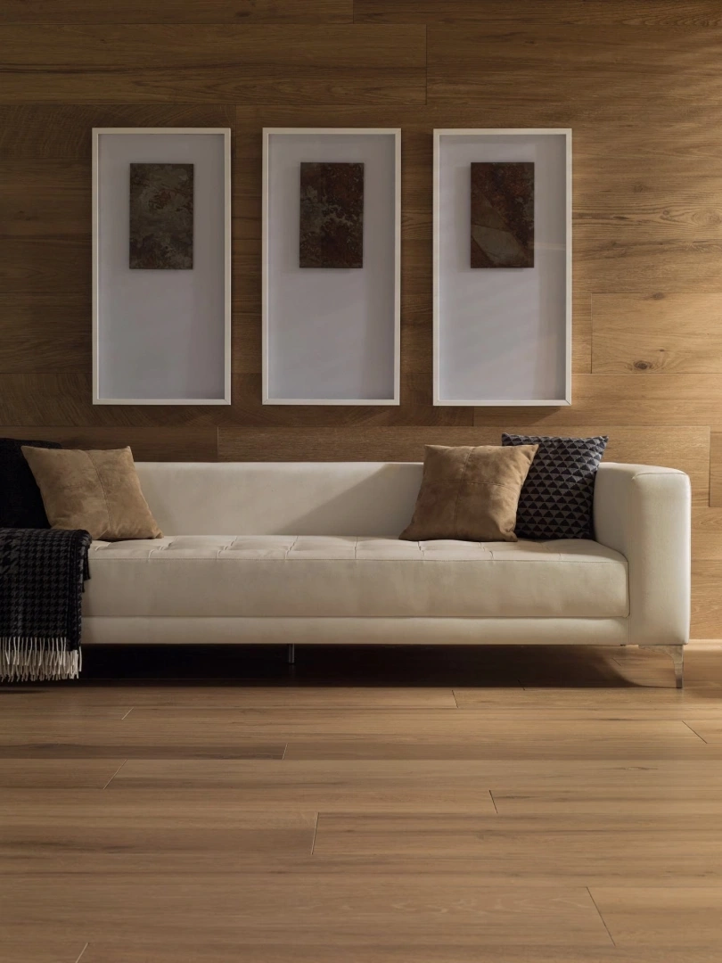Gres Porcelanosa NOBU efekt drewno - aranzacja w korytarzu z naturalnym swiatlem