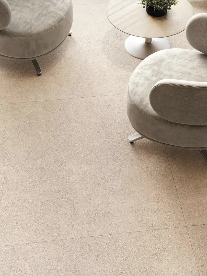 Gres Porcelanosa TOURMALET efekt kamień - aranzacja w minimalistycznym wnetrzu