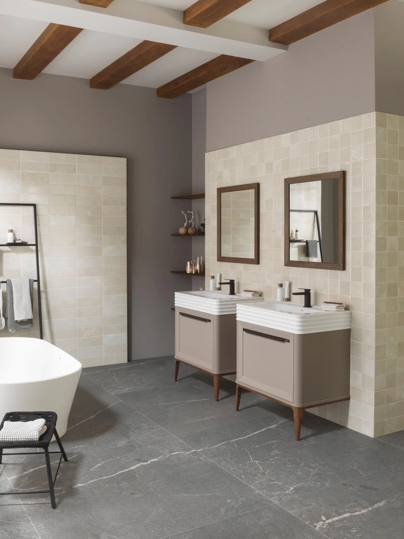 Gres Porcelanosa LUCERNA efekt kamień - aranzacja w korytarzu z naturalnym swiatlem