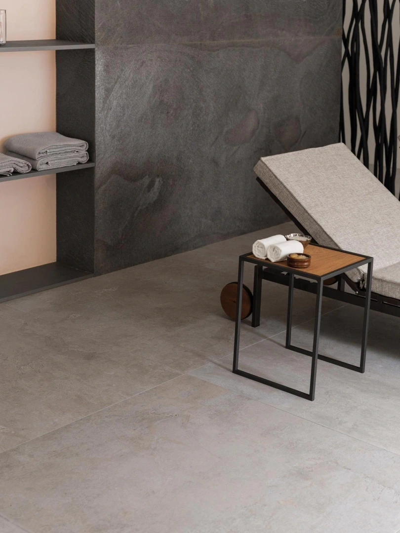 Gres Porcelanosa RODANO efekt beton, kamień - aranzacja w strefie dziennej z duzymi przeszkleniami