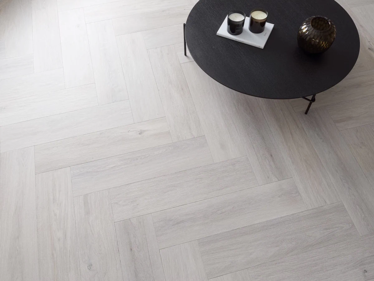 Gres Porcelanosa TANZANIA efekt drewno - aranzacja w przestronnym holu