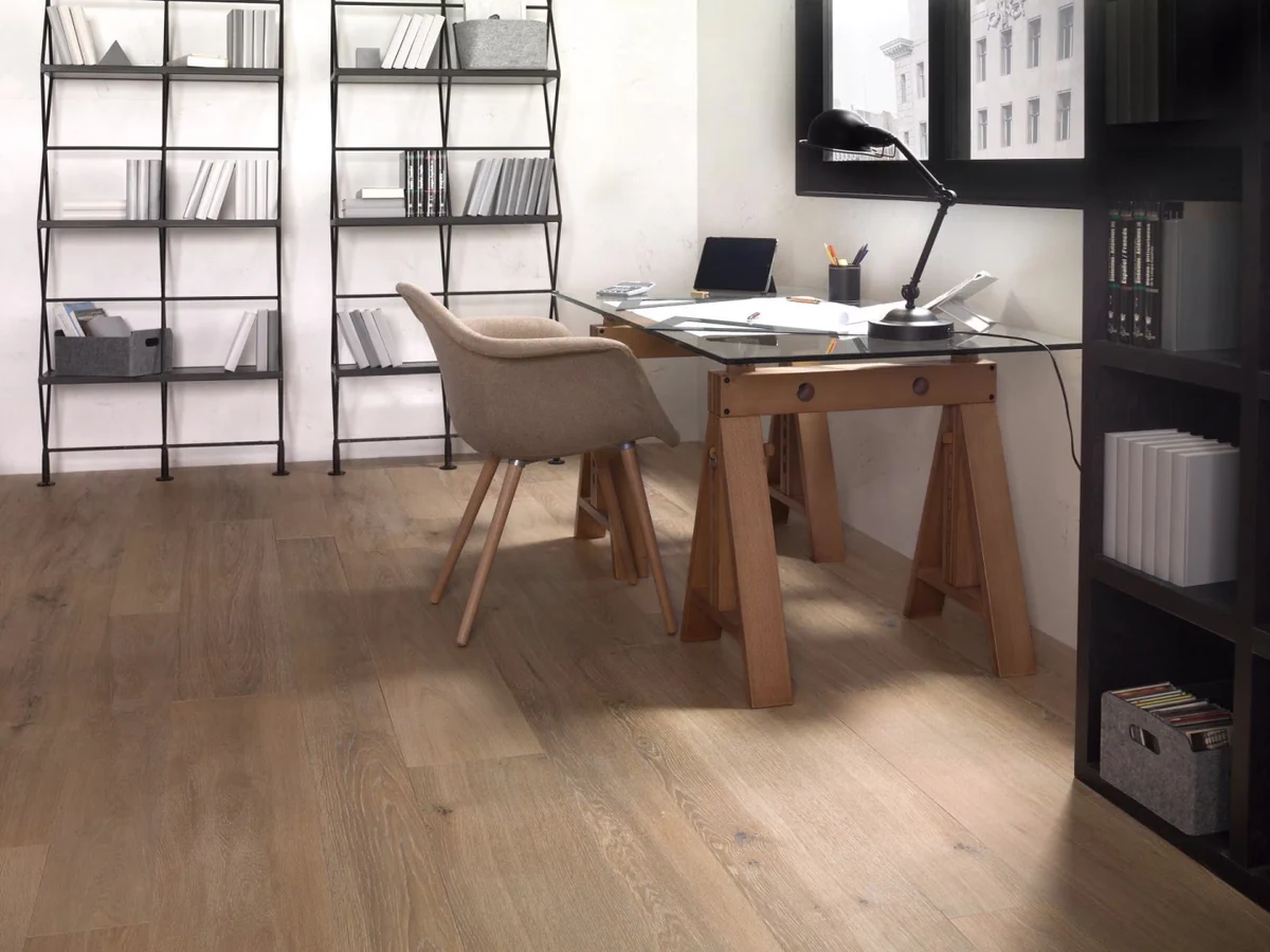 Gres Porcelanosa TANZANIA efekt drewno - aranzacja w przestronnym holu