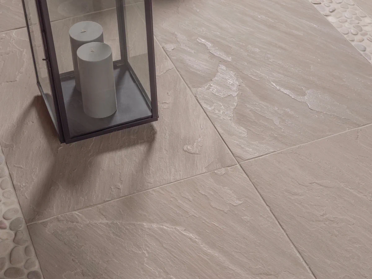 Gres Porcelanosa CANCUN efekt beton - aranzacja w nowoczesnym salonie