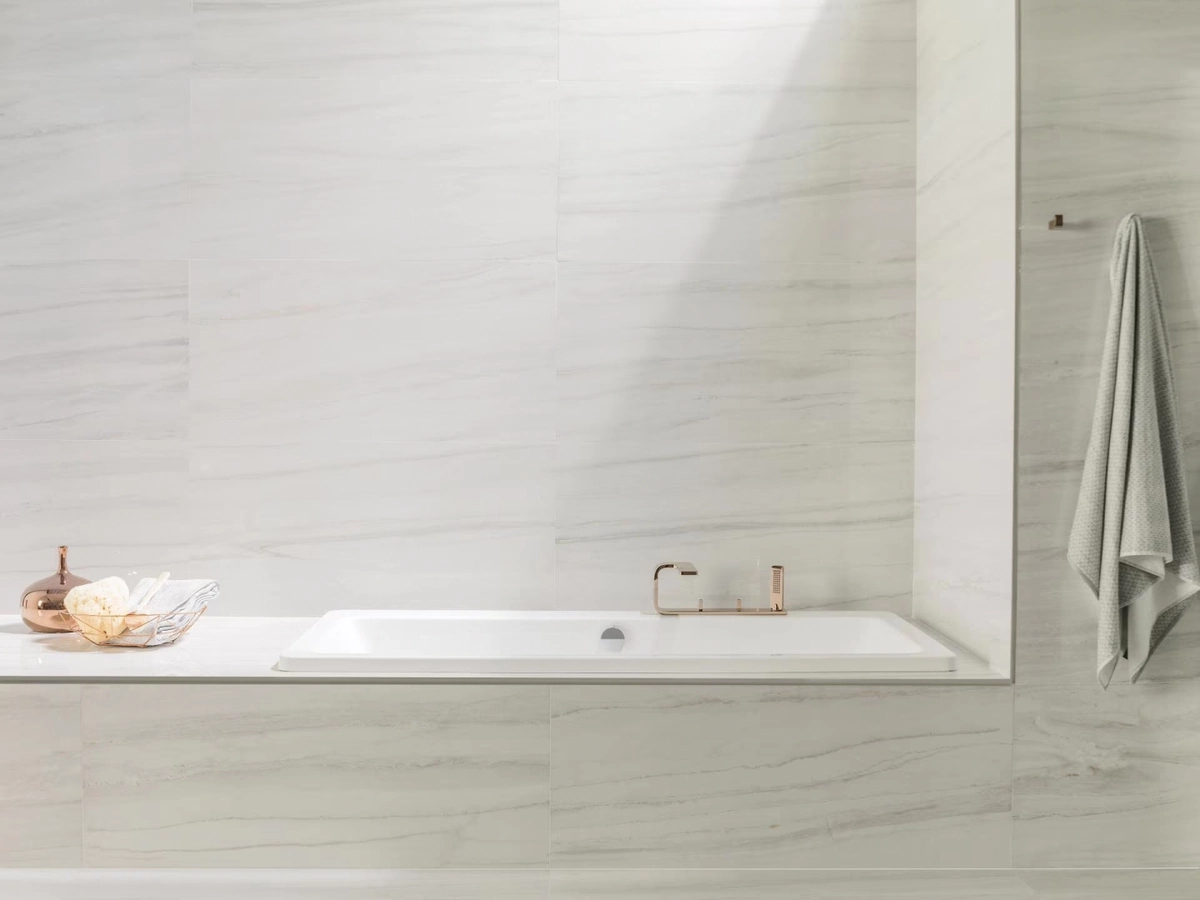Gres Porcelanosa PORTOFINO efekt marmur - aranzacja w elewacji domu