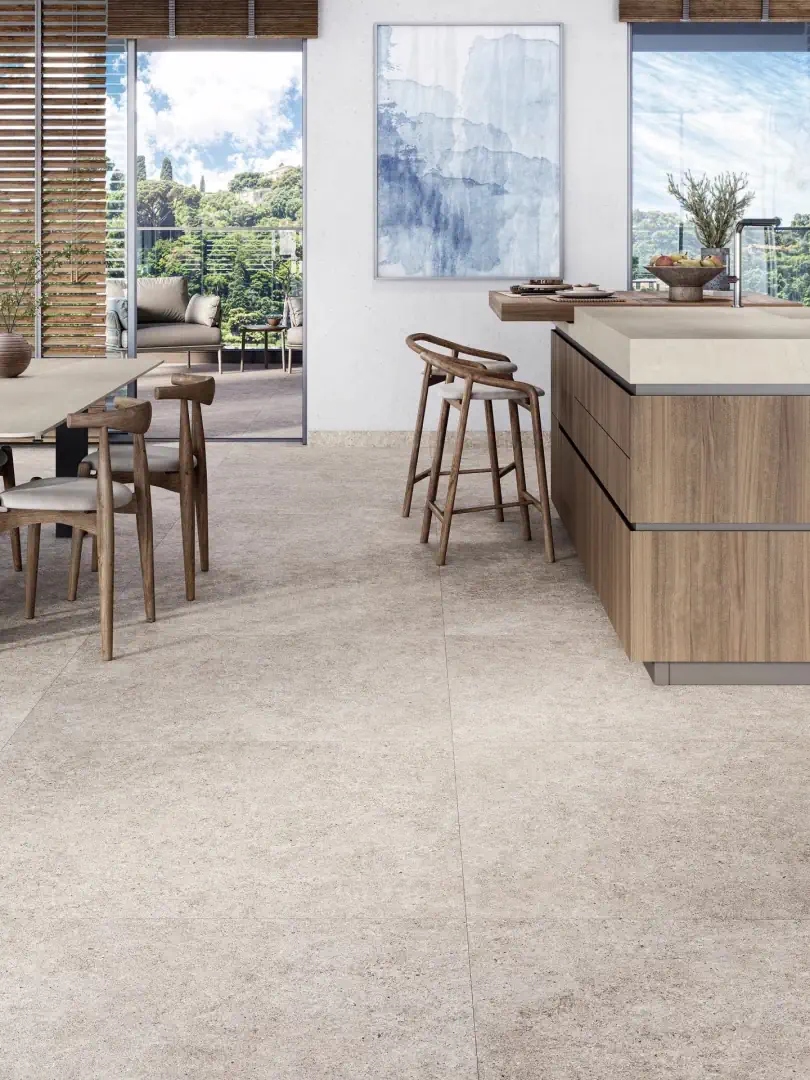 Gres Porcelanosa CANCUN efekt beton - aranzacja w korytarzu z naturalnym swiatlem